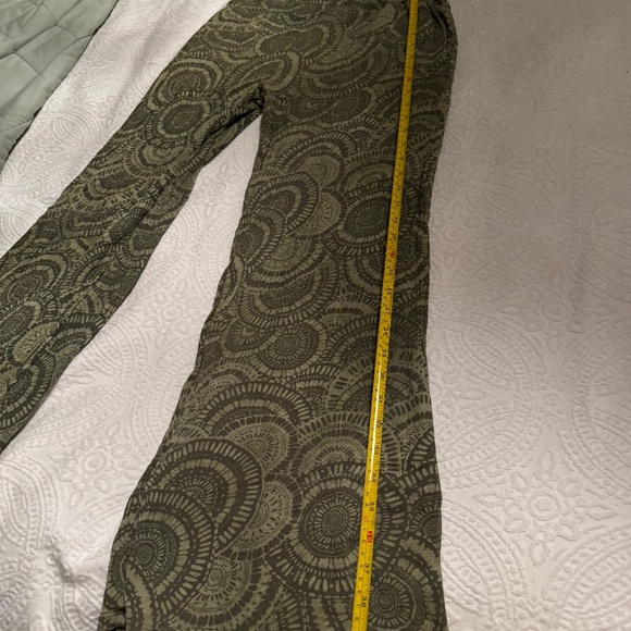 Fun lightweight patterned pants, wider leg. Size M - Picture 9 of 10